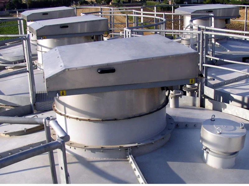 Spring-loaded pressure vacuum relief valve
