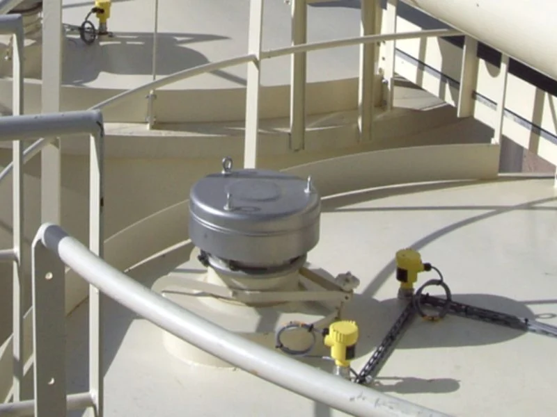 Spring-loaded pressure vacuum vent