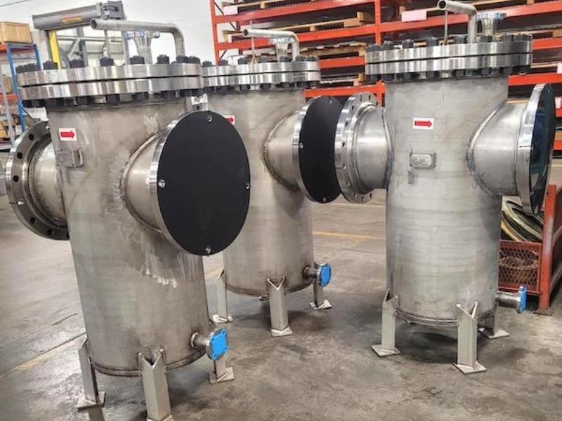 Cooling water basket strainer