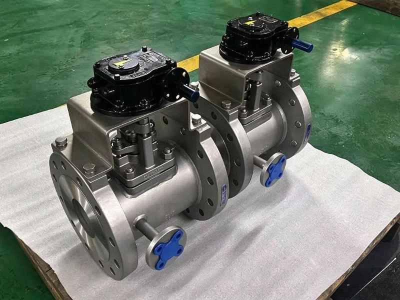Jacketed valve for heavy hydrocarbons