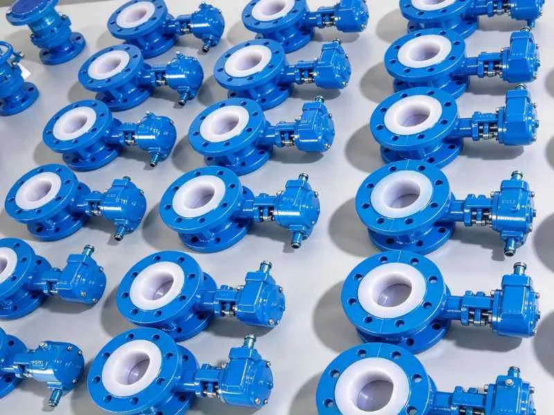 Lined valve internal construction