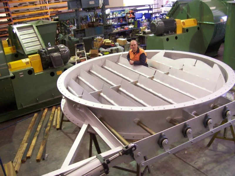 Louver damper in air duct