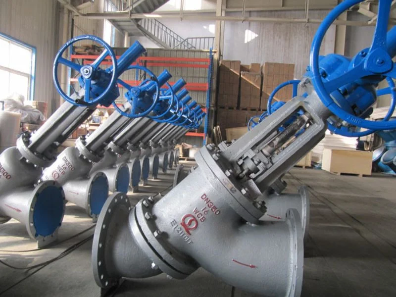 Pinch valve for solids-bearing media
