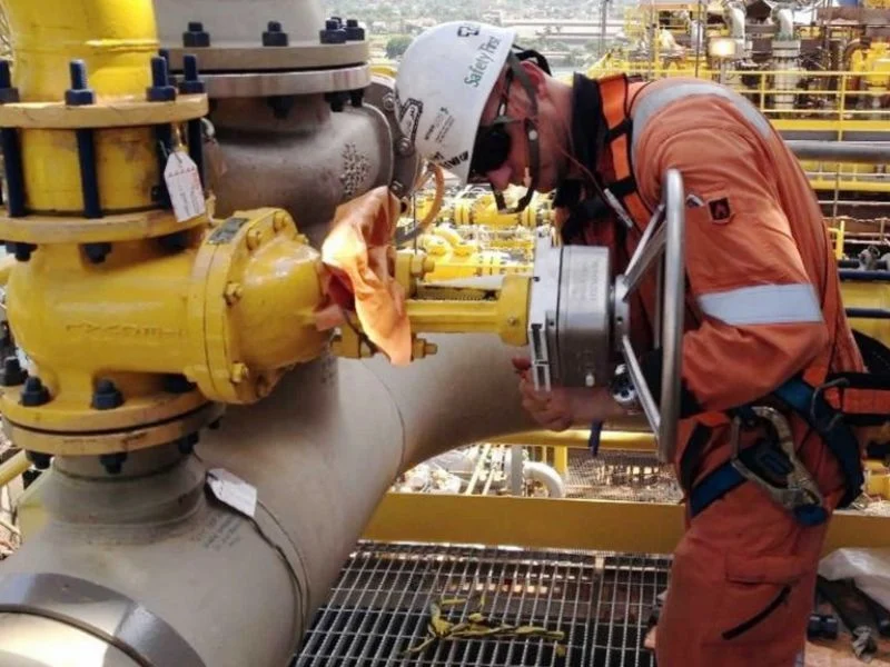 Refinery valve inspection and maintenance