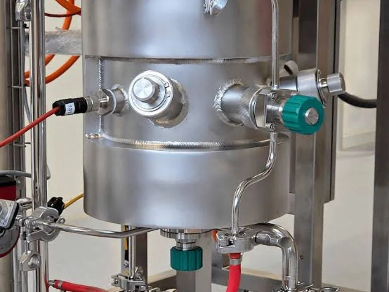 Sampling valve in refinery process
